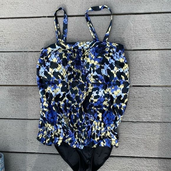 EUC Silhouette Solutions 1 PC Floral Swimsuit - Picture 2 of 14